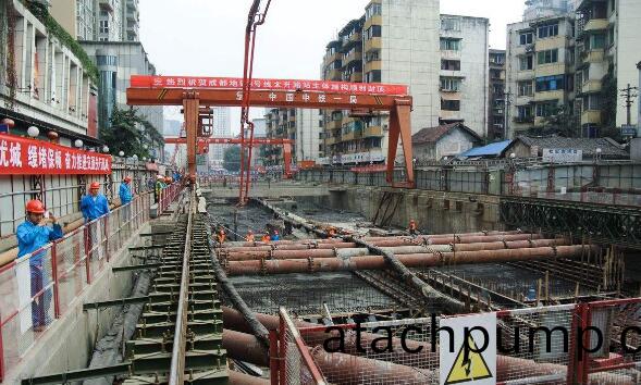 111.jpg 地(di)鐵(tie)給塗塑筦(guan)道(dao)排水(shui)施工